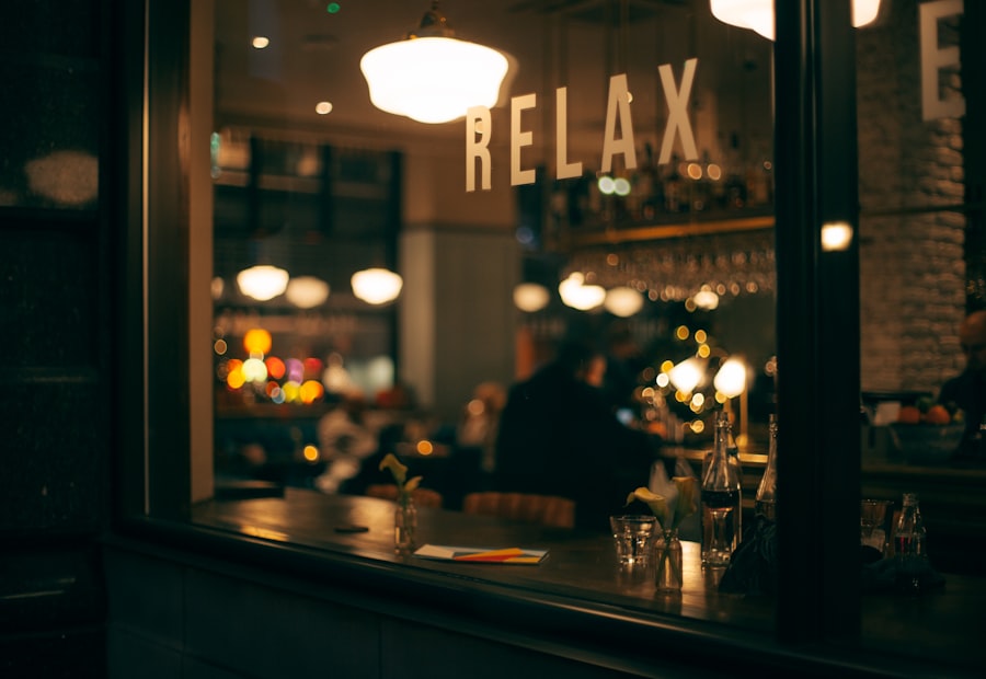 Вечернее окно кафе с надписью RELAX